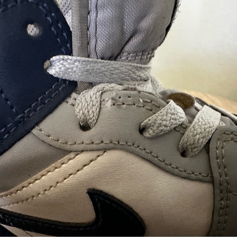 Jordan | Youth Size 7 Jordan 1 Mid Tops - Picture 11 of 16